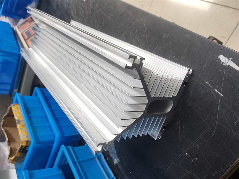 大尺寸黄瓜视频污污污下载散热器深加工